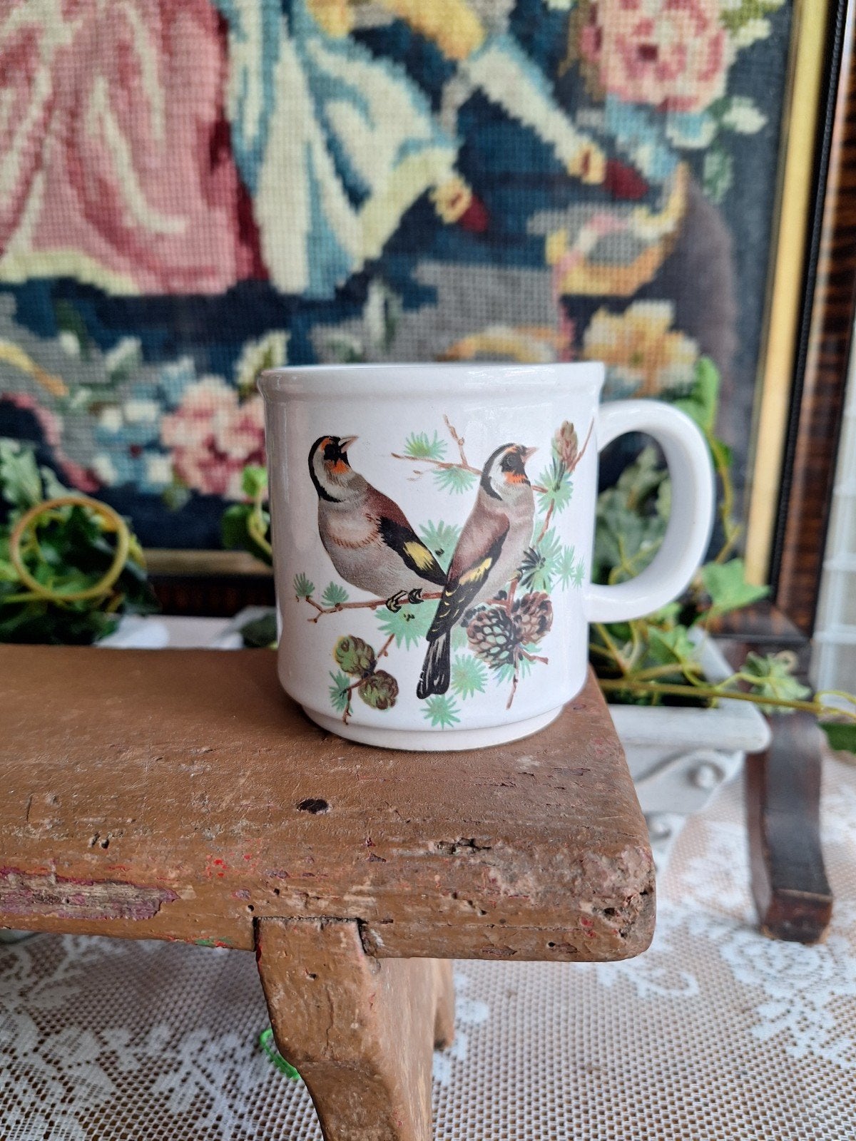 Vintage mok, beker met oor Goudvink op dennentak Japan 70's, Ophalen of Verzenden