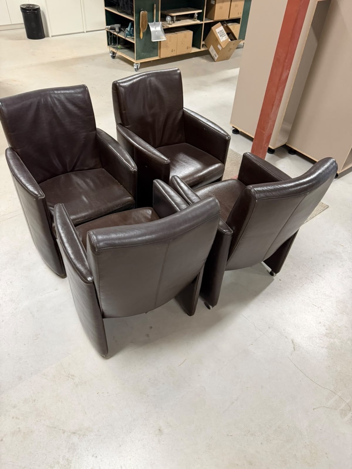 Lederen eettafel stoelen donker bruin met armleuning, Ophalen, Gebruikt, Bruin, Leer