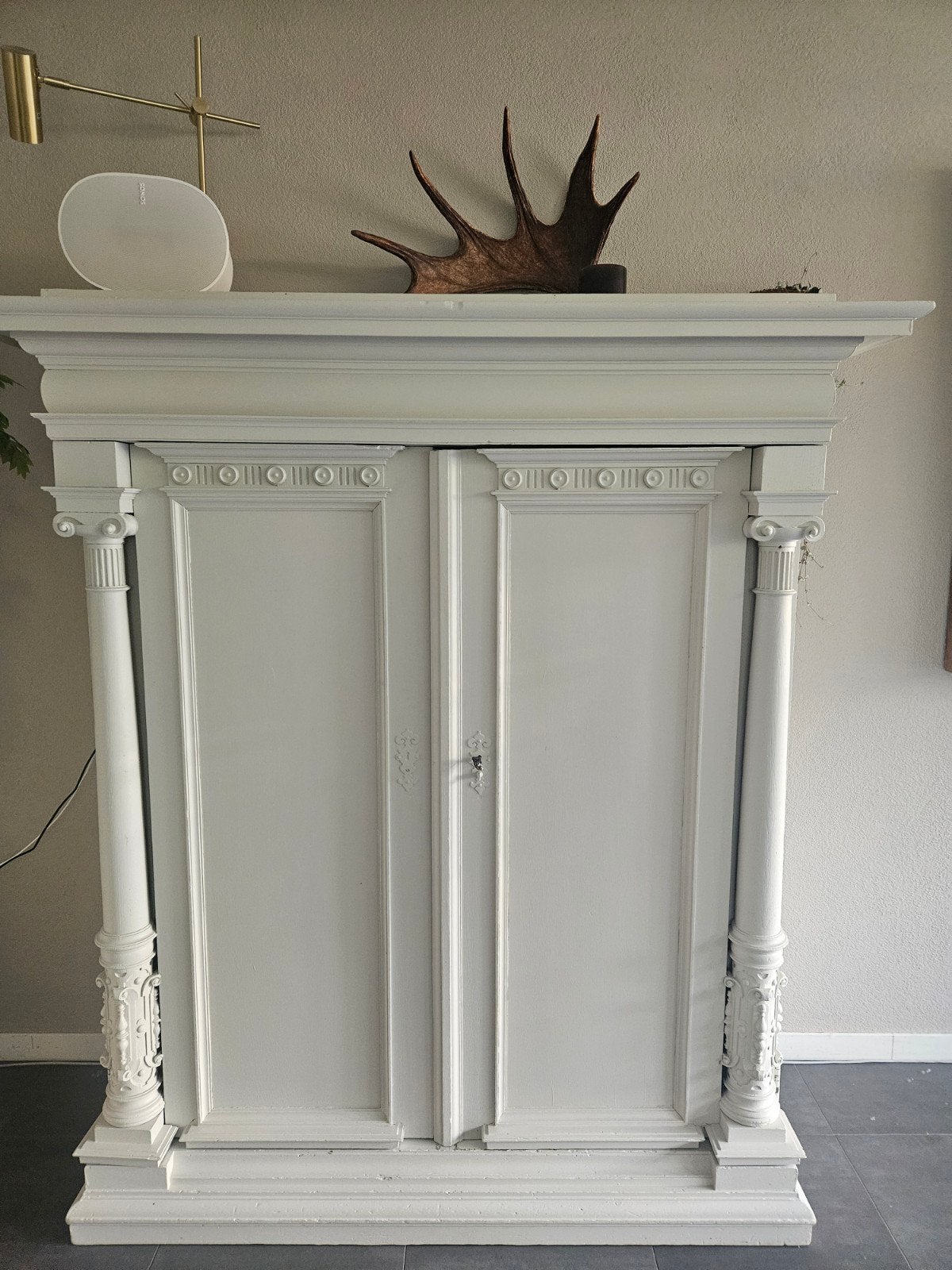 Oude Franse kast, wit geschilderd met mooie details, Antiek en Kunst, Antiek | Meubels | Kasten, Ophalen