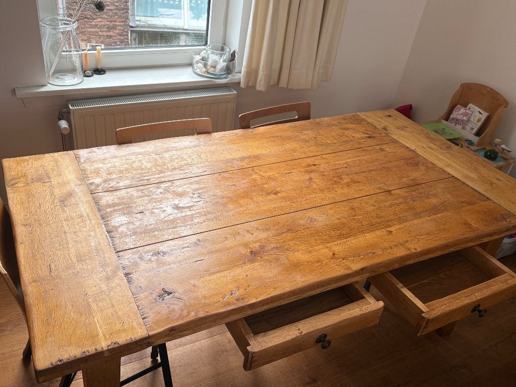Foto 6 van Robuuste eikenhouten eettafel met lades