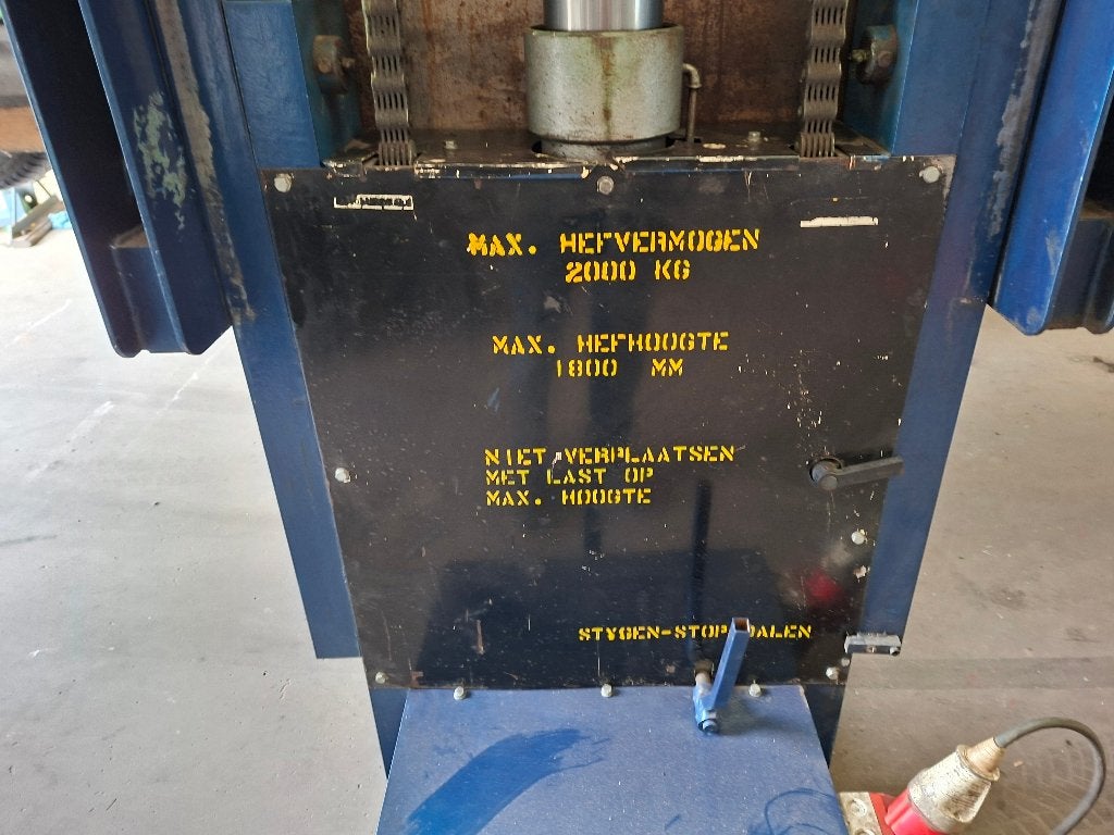 Mobiele hefbrug 2000 kg 380V in goede staat, Ophalen, Gebruikt