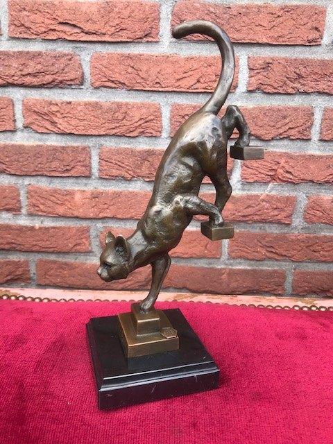 kat daalt de trap af, brons en marmer, Ophalen of Verzenden, Brons