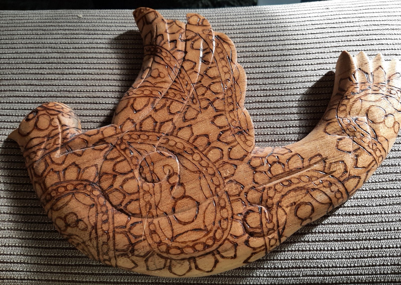 Houten vogel sculptuur met gedetailleerd patroon, Minder dan 20 cm, Ophalen of Verzenden, Handgemaakt, Beeld