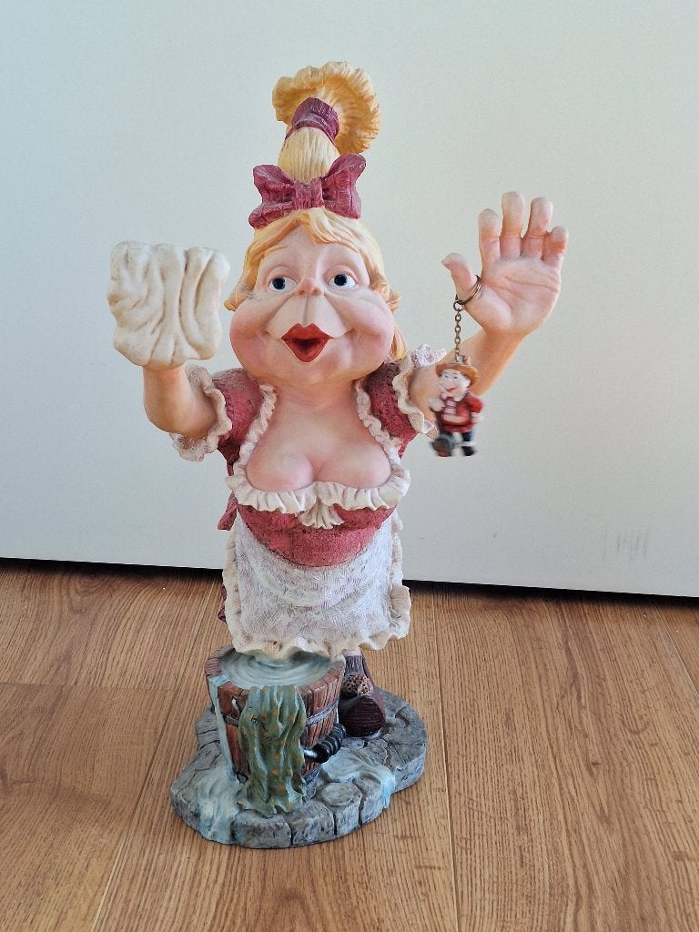 Laaf boenende dame met buste, Ophalen, Zo goed als nieuw, Beeldje of Poppetje