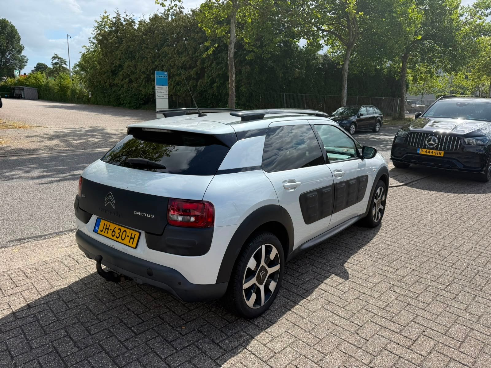 Citroen C4 Cactus 1.2 PureTech Shine, Navi, NAP dealer onder, Voorwielaandrijving, Dealer onderhouden, Stof, Euro 6
