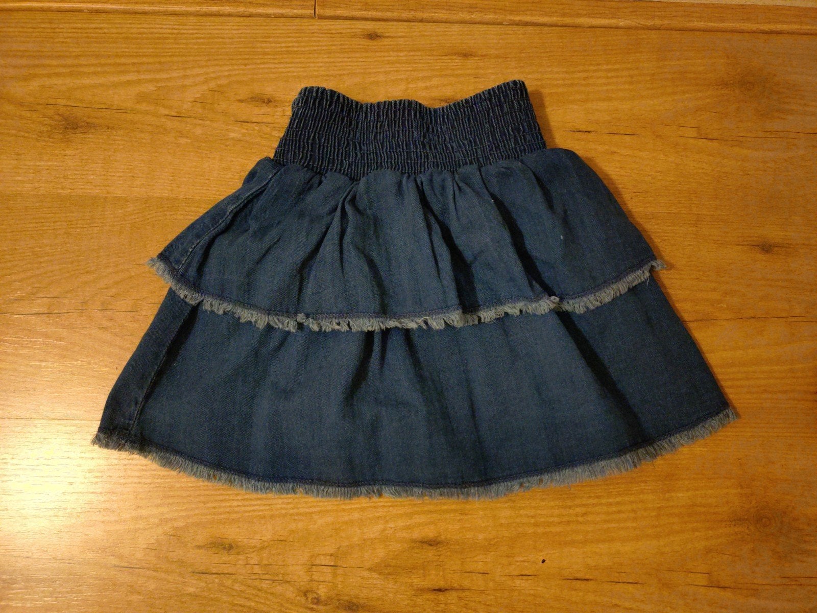 Stretch spijkerrokje met rafels maat 122/128, Kinderen en Baby's, Kinderkleding | Maat 122, Ophalen, Zo goed als nieuw, Meisje