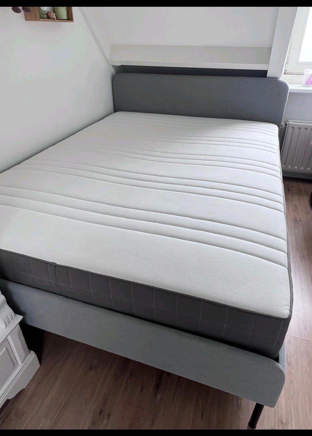 Ikea Slattum bed grijs 140x200 met nette matras Hovag, Ophalen, Tweepersoons, 140 cm, Zo goed als nieuw