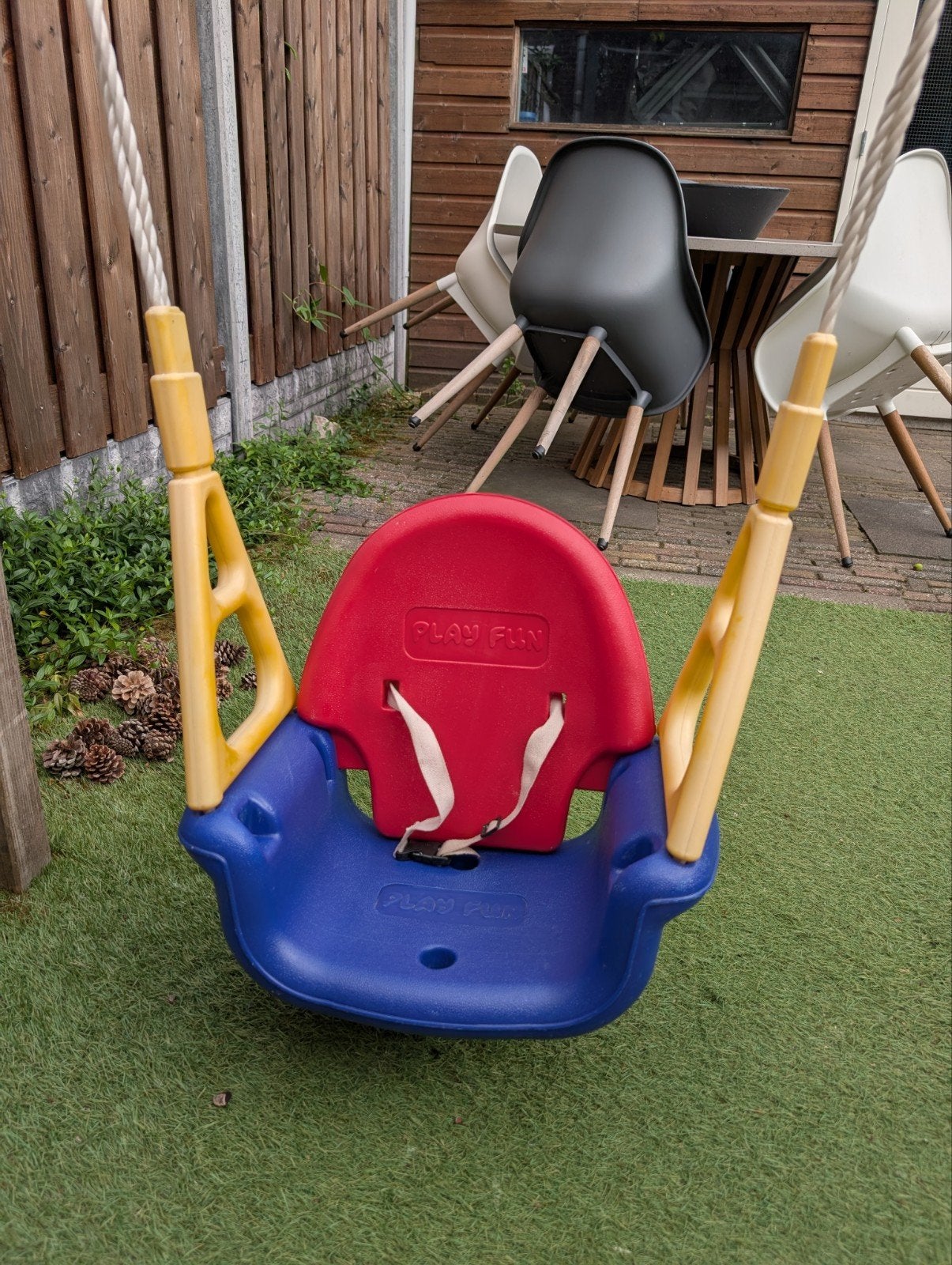 Play Fun Meegroei Schommel - Blauw/Rood/Geel, Ophalen of Verzenden, Gebruikt, Schommel