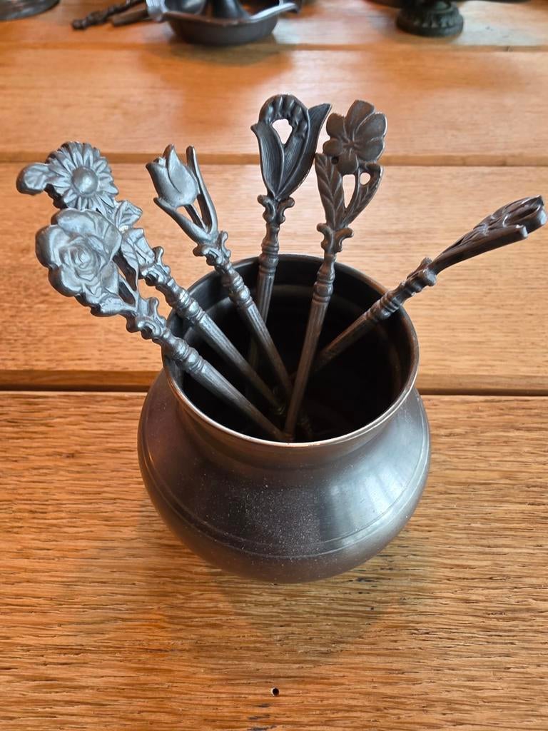 Set van 6 tinnen lepeltjes met bloemmotief in potje, Ophalen