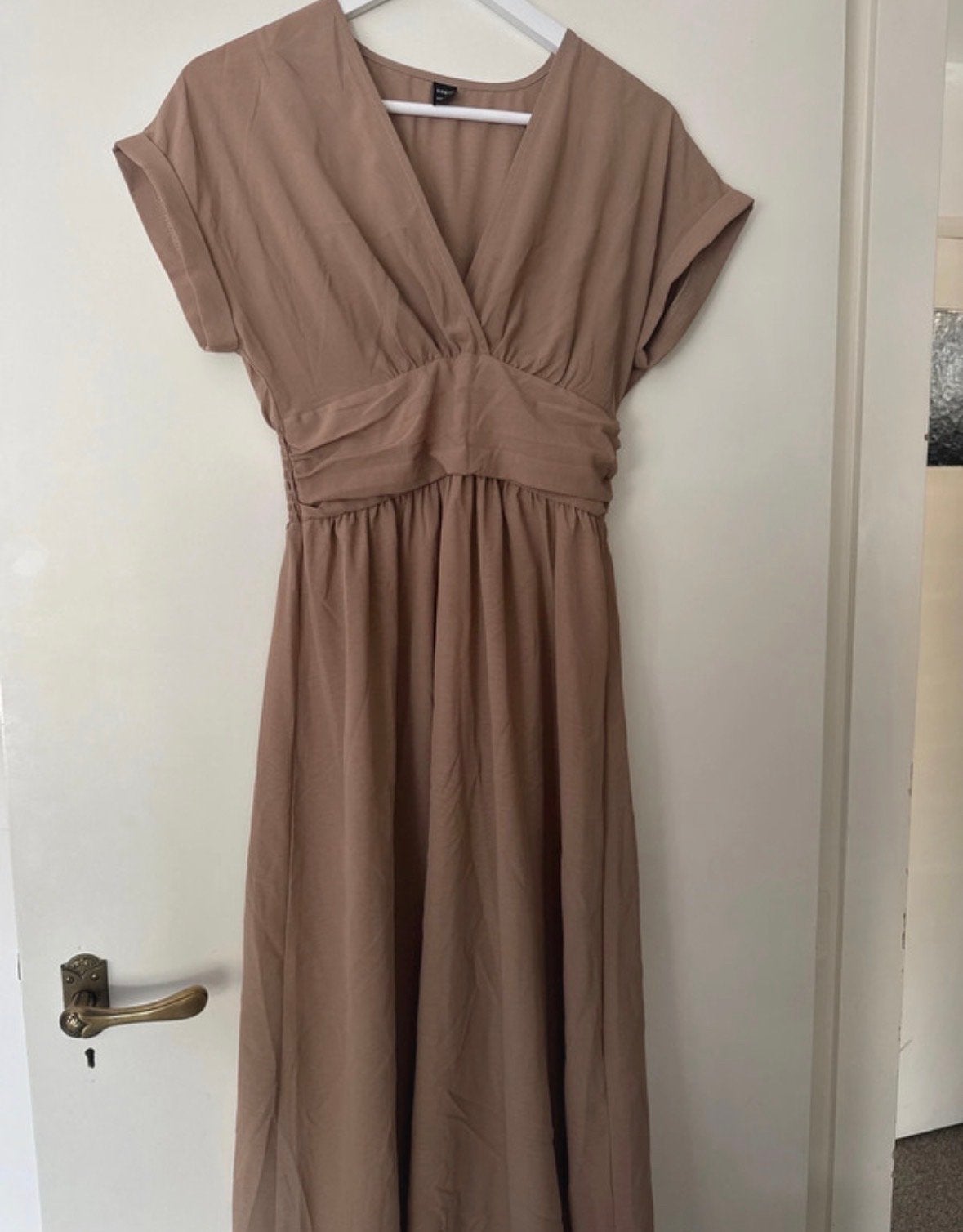 Shein midi jurk met V-hals en korte mouwen, Kleding | Dames, Beige, Ophalen of Verzenden, Zo goed als nieuw, Maat 36 (S)