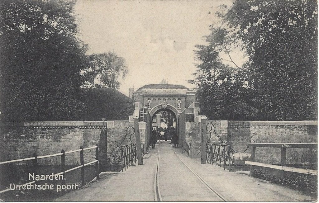 Naarden, Utrechtsche Poort, Volk, Tramrails, gelopen 1906, Ophalen of Verzenden, Voor 1920, Gelopen, Noord-Holland
