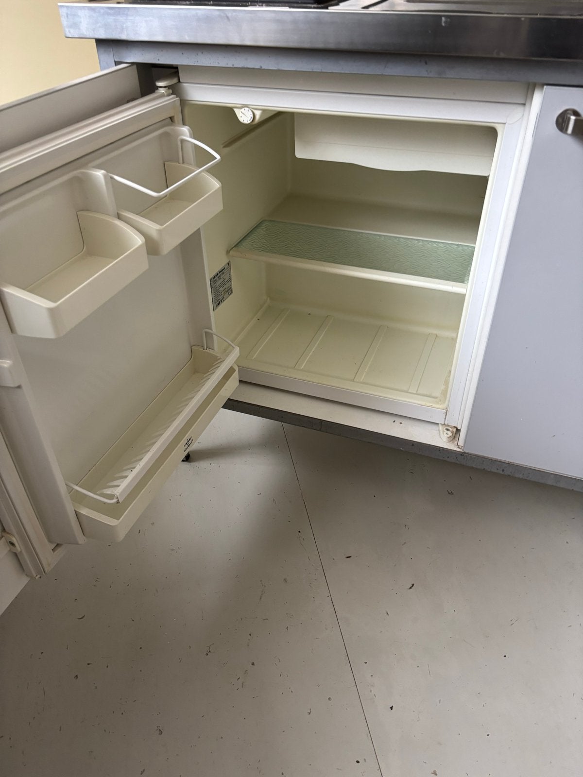 Noodkeuken met koelkast, kookplaat en wasbak, Huis en Inrichting, Keuken | Complete keukens, Ophalen, Gebruikt, Wit, Enkelwandige keuken