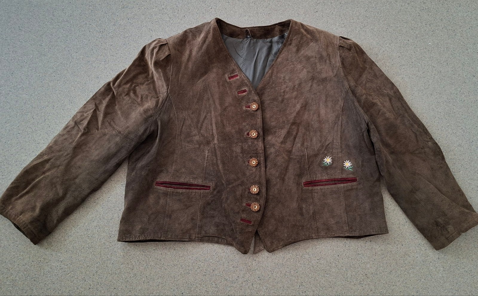 Suède trachtenjasje met geborduurde edelweiss bloemetjes, Ophalen of Verzenden, Zo goed als nieuw, Kleding