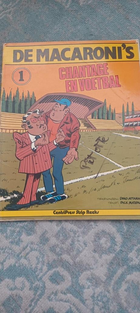 De Macaroni's 1: Chantage en Voetbal - CentriPress, Boeken, Stripboeken, Eén stripboek, Ophalen of Verzenden, Gelezen, Dino Attanasio (tekeningen), Dick Matena (tekst)
