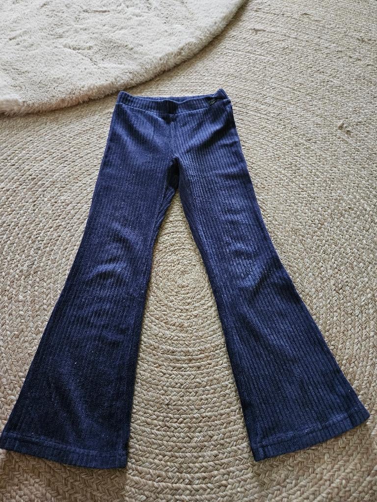 Donkerblauwe velvet flared legging van we fashion, maat 122, Broek, Meisje, Ophalen of Verzenden, Zo goed als nieuw