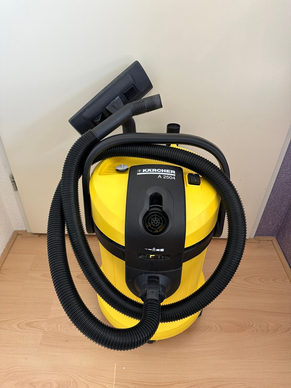 Kärcher A 2504 nat-/droogzuiger + 2 nieuwe filters, Ophalen, Zo goed als nieuw, 1200 tot 1600 watt