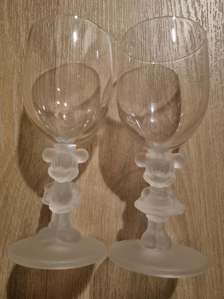 2 Disney wijnglazen: 1 met Mickey en 1 met Minnie Mouse, Verzamelen, Disney, Ophalen of Verzenden, Mickey Mouse, Nieuw, Servies
