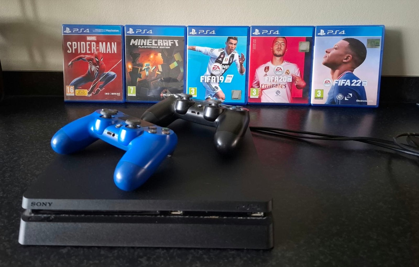 PlayStation 4 Slim met 2 controllers en 5 games, Spelcomputers en Games, Met 2 controllers, Ophalen of Verzenden, Slim, 500 GB