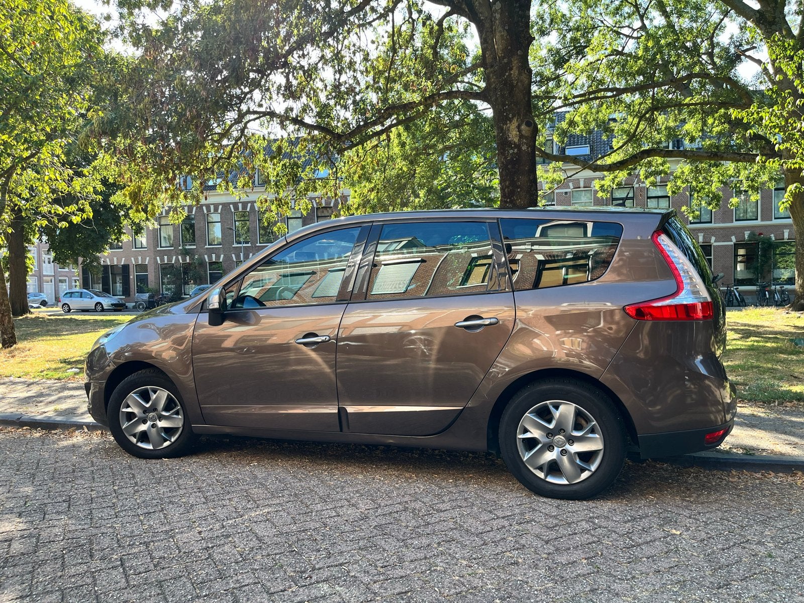Renault Grand Scenic 1.6 16V (2011), Auto's, Renault, 4 cilinders, Bruin, 7 stoelen, Origineel Nederlands