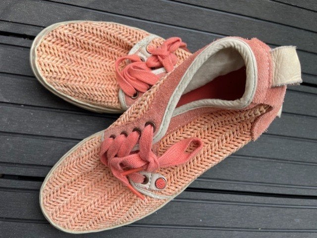 ZGAN ! Gympen Satorisan oranje gevlochten met groene zool 37, Satorisan, Oranje, Ophalen of Verzenden, Sneakers of Gympen