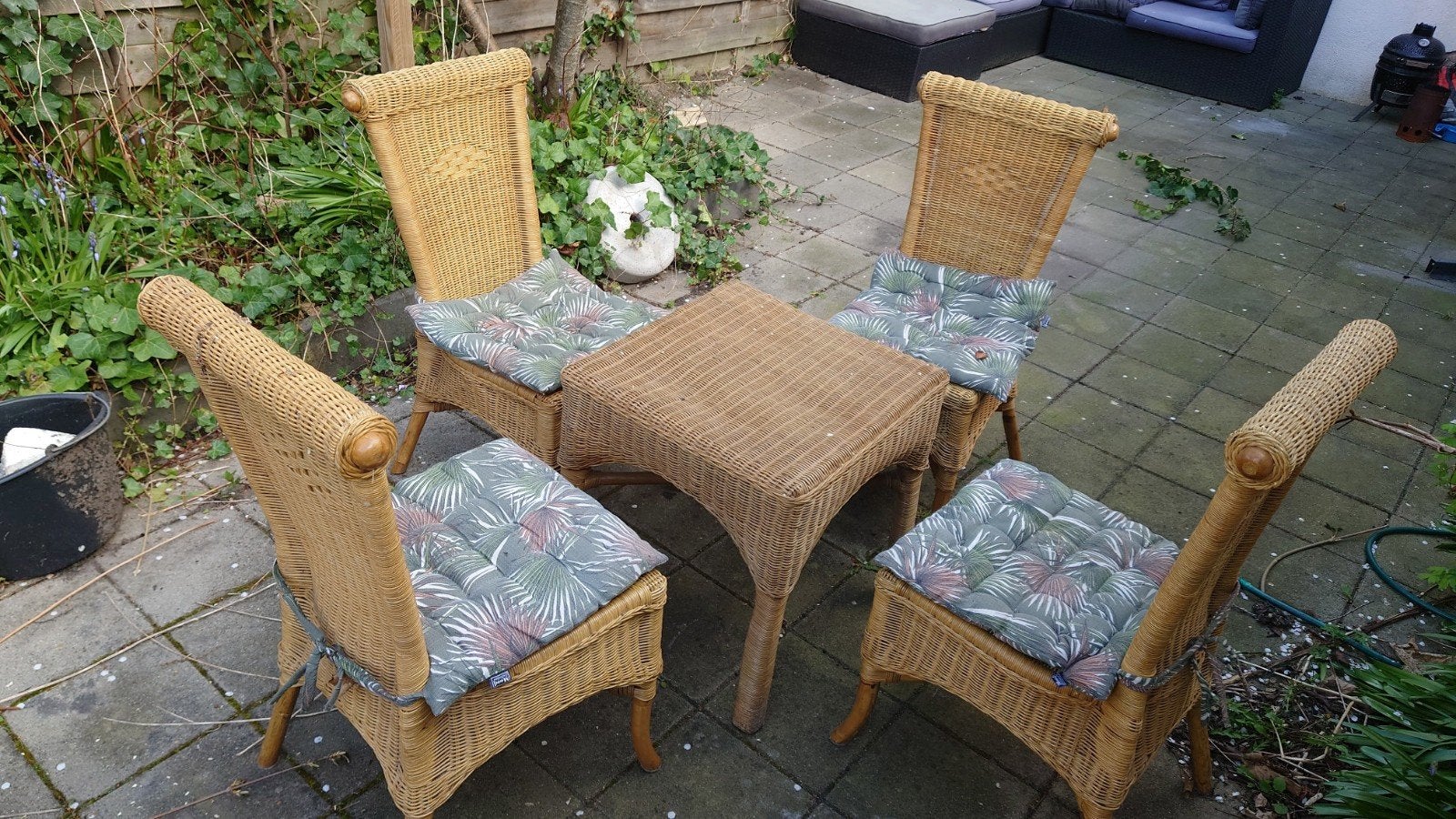 Rieten tuinset met 4 stoelen en tafel - in prima staat, Ophalen, Gebruikt