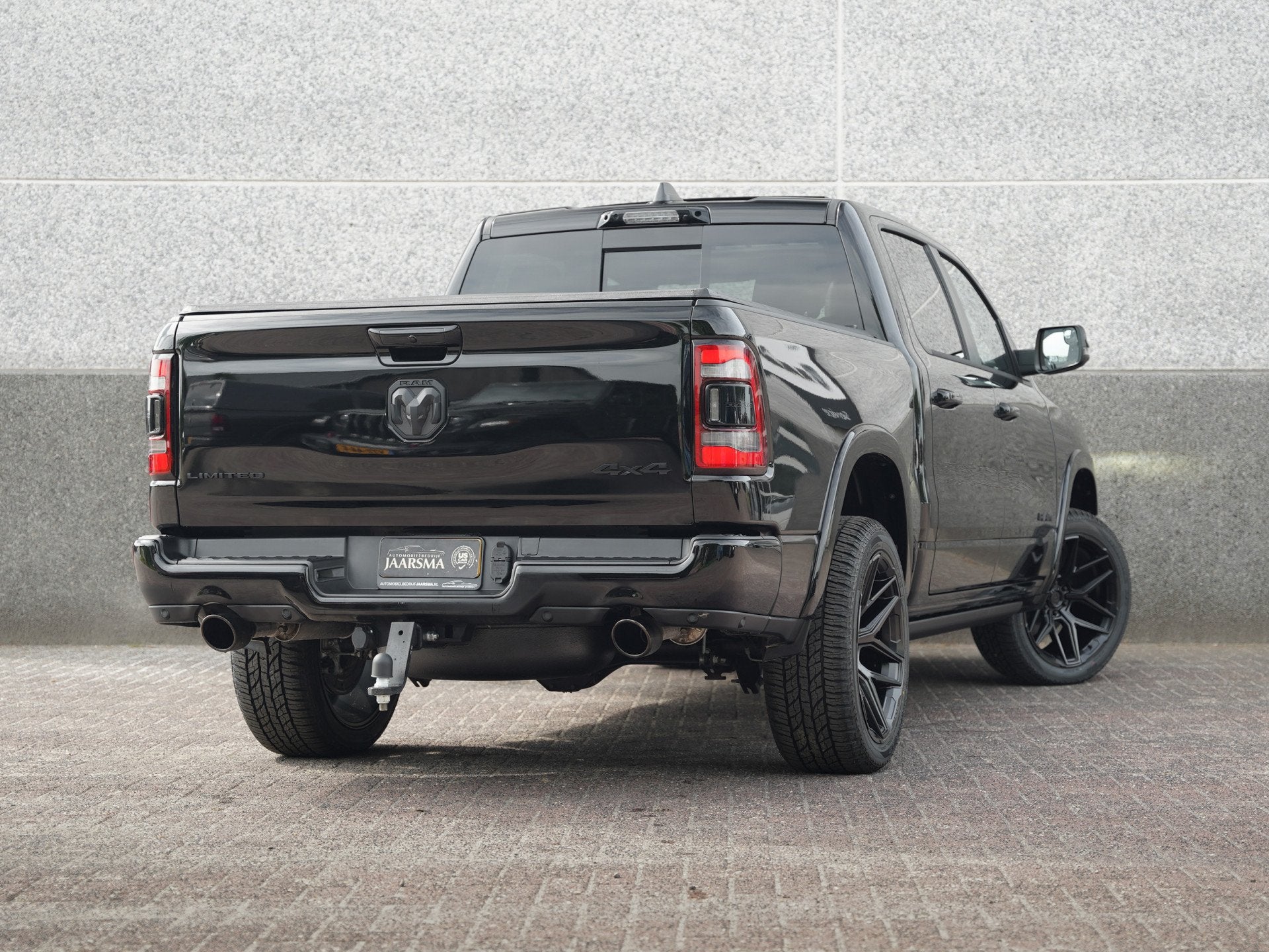 Dodge Ram 1500 5.7 V8 4x4 Crew Cab Limited Night Fuel velgen, 5654 cc, Zwart, Leder, Bedrijf