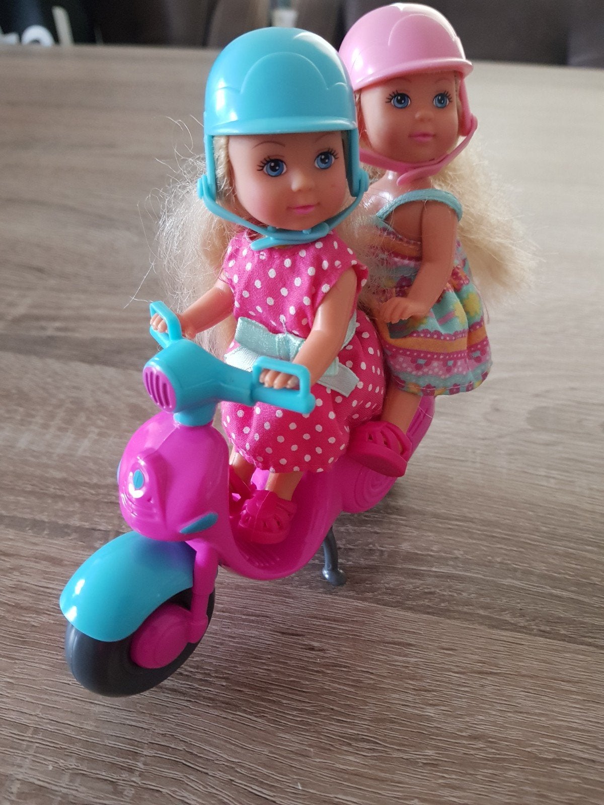 Evi Love op de scooter, Ophalen