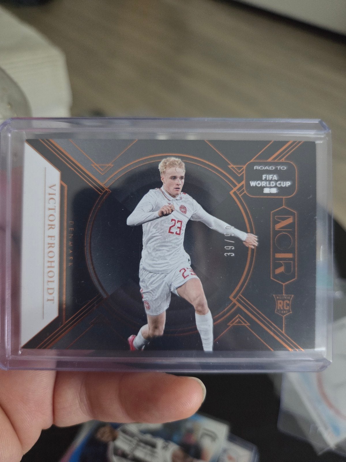 Panini Noir Victor Froholdt RC 39/99 - Voetbal Spelerskaart, Verzamelen, Sportartikelen en Voetbal, Ophalen of Verzenden