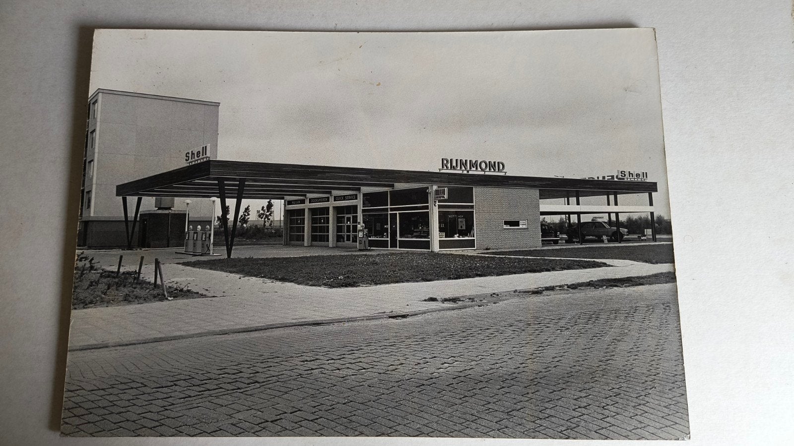 Oude foto jaren 60 Shell tankstation Rijnmond met Peugeot, 1960 tot 1980, Gebruikt, Foto, Ophalen of Verzenden