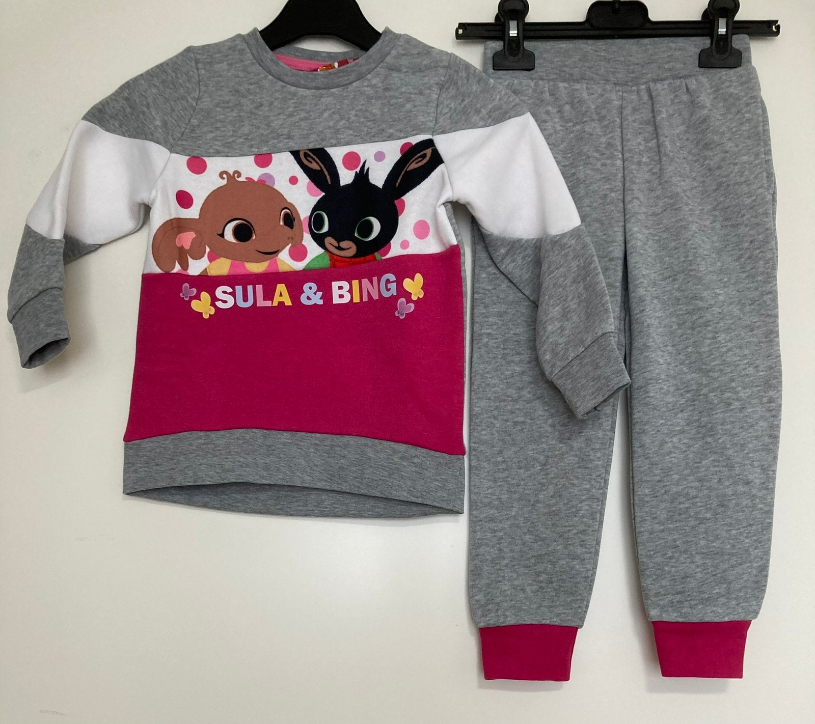 Nieuw konijntje bing grijs setje / joggingpak maat 116, Ophalen of Verzenden, Nieuw, Meisje, Setje