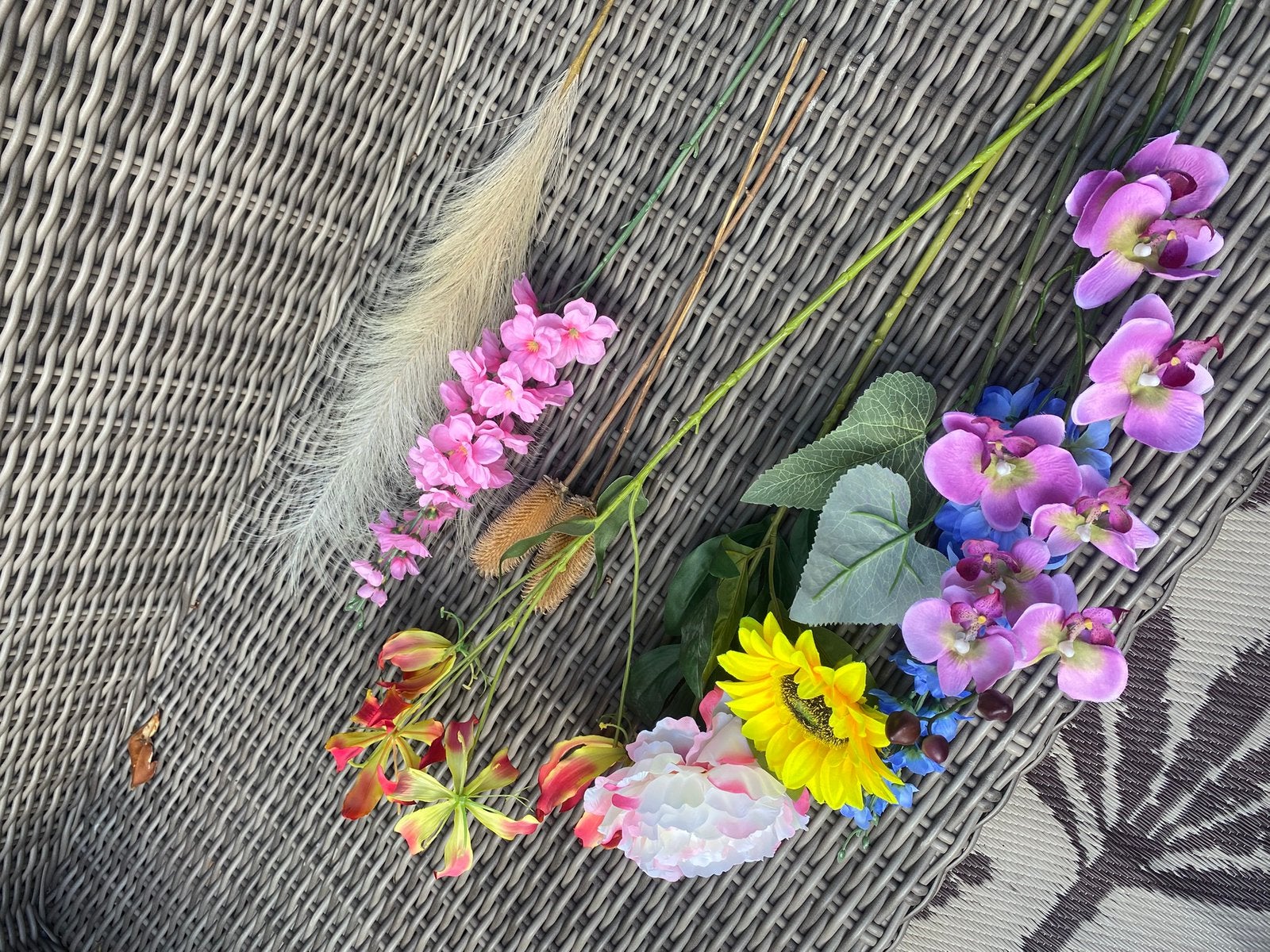 Vrolijke gekleurde kunstbloemen, Ophalen