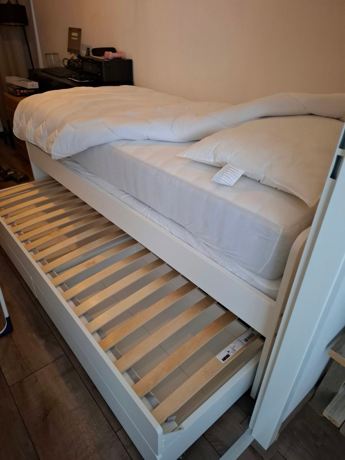 Nieuw IKEA eenpersoonsbed met uitschuifbaar onderbed en lade, Huis en Inrichting, Ophalen, 90 cm, Eenpersoons, Wit