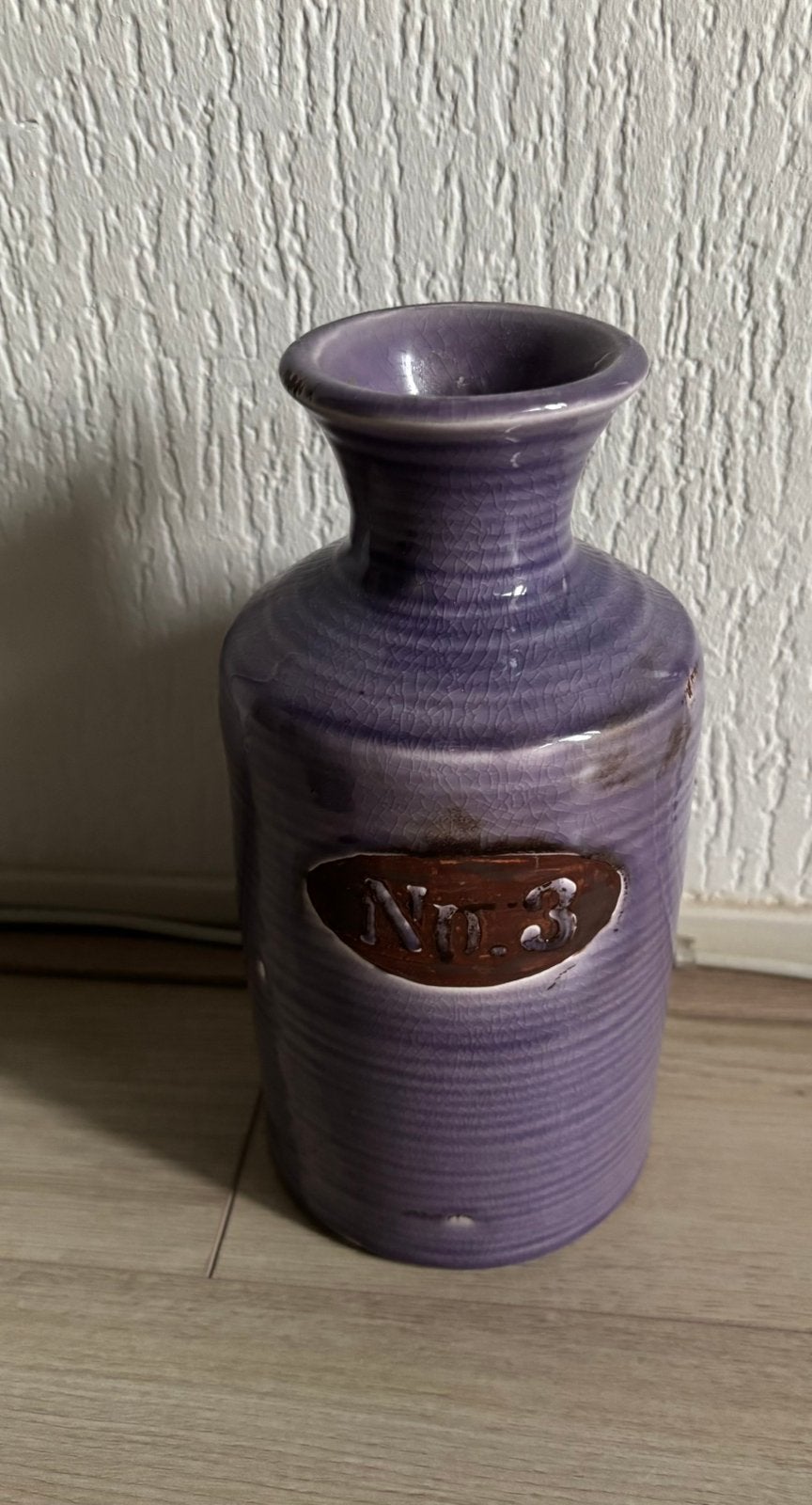 Paarse keramische vaas met 'Nr. 3' reliëf. H25 cm, Ophalen, Zo goed als nieuw, Paars, 25 cm