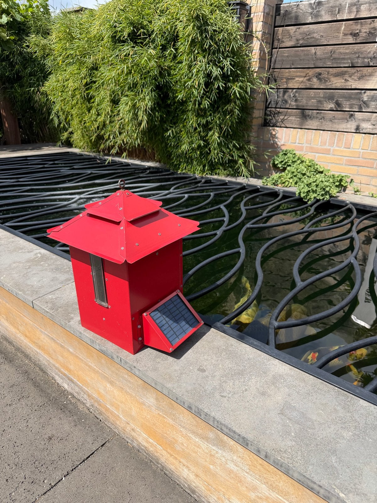 Leuke gebruikte Koi Cafe voer automaat met zonnepaneel., Tuin en Terras, Vijver-toebehoren, Ophalen, Gebruikt, Overige typen