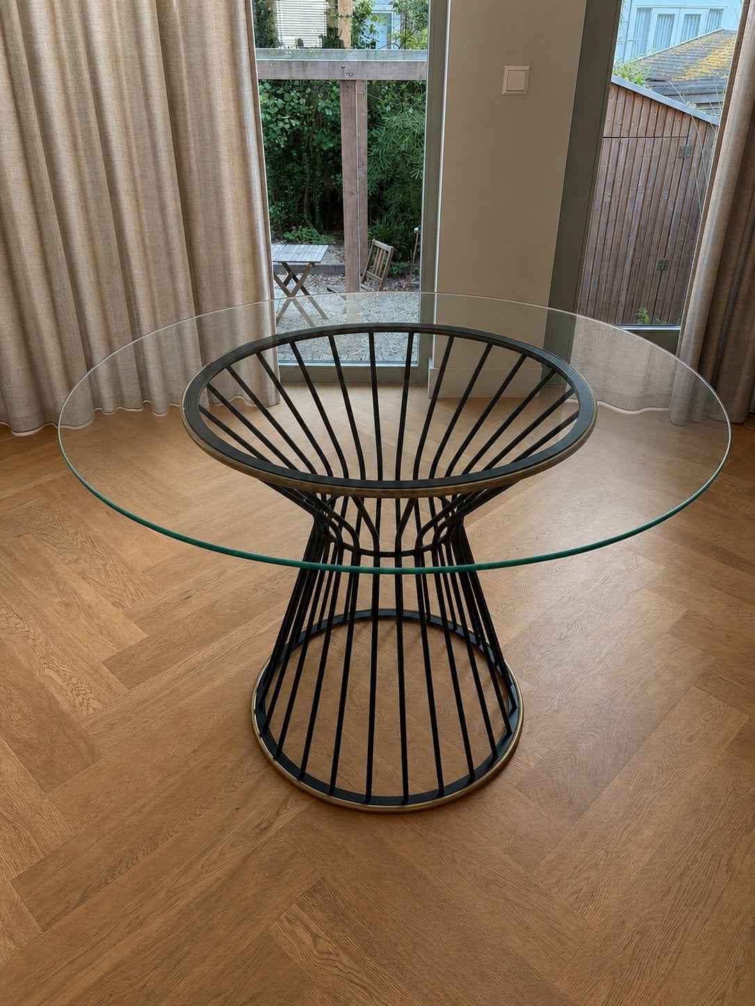 West Elm - Hourglass dining table, Ophalen, 100 tot 150 cm, Rond, Tot twee personen