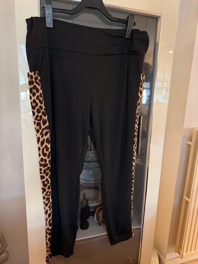 Zwarte legging met luipaardprint zijstrepen, maat 50/52, Kleding | Dames, Grote Maten, Ophalen of Verzenden, Zo goed als nieuw