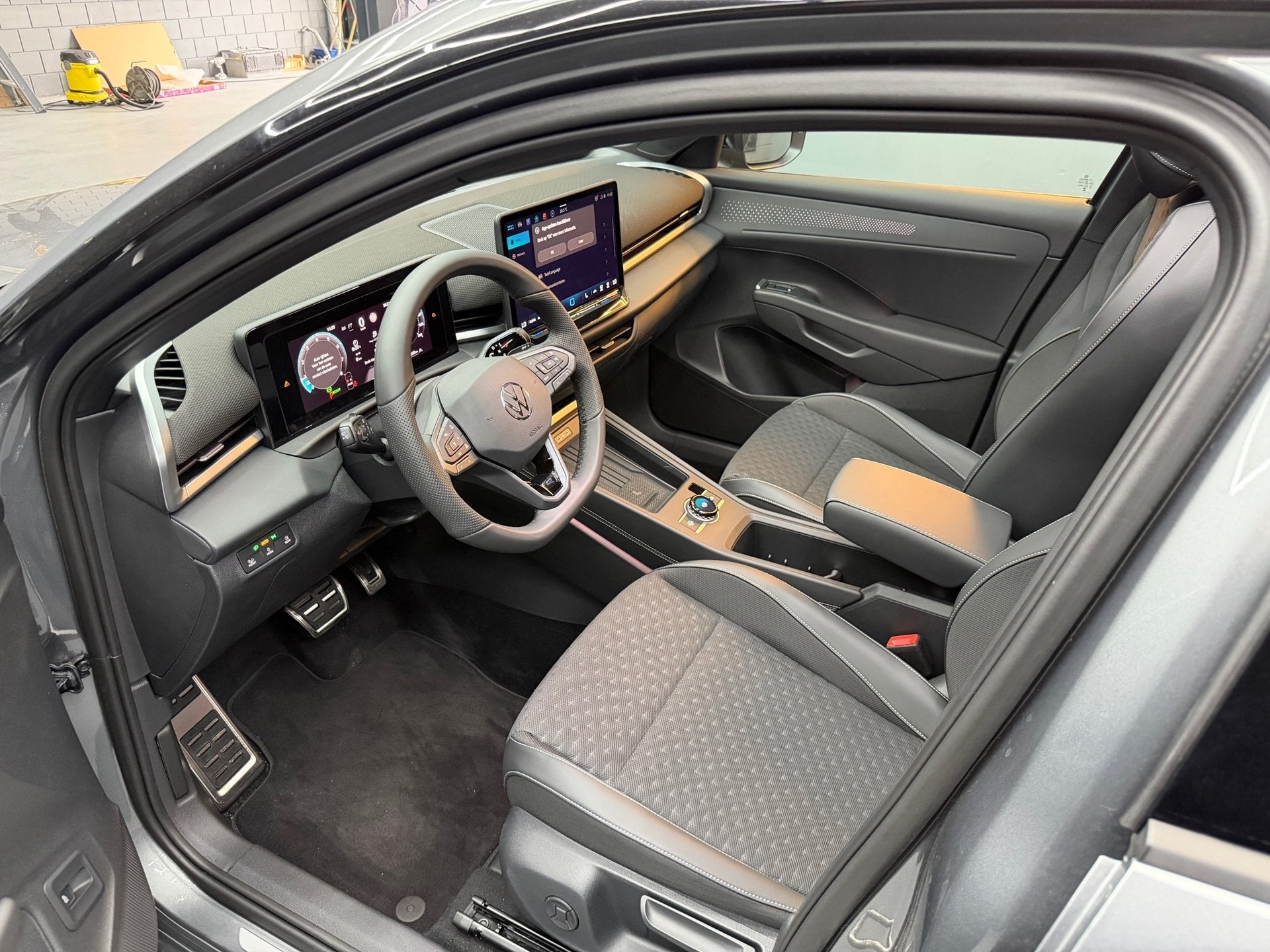 Foto 17 van Volkswagen T-ROC 1.5 eTsi R-Line First Edition Pano-IQ-KEYLE