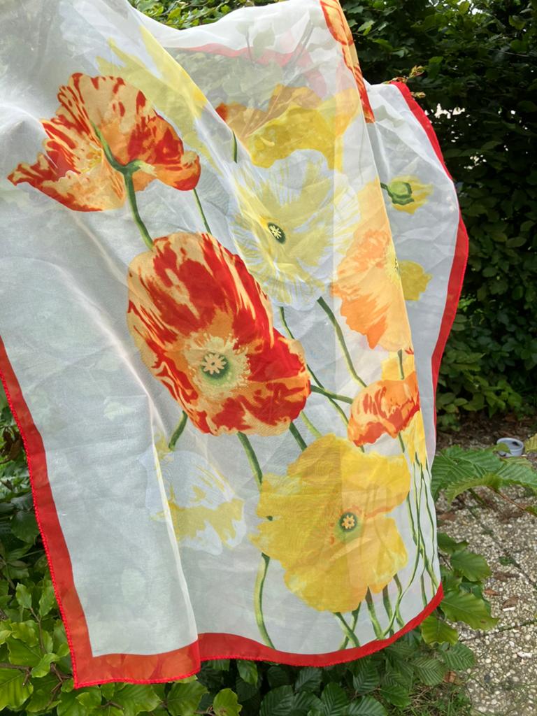 Mole shawl met rode en gele bloemen en rode rand, Kleding | Dames, Ophalen of Verzenden, Zo goed als nieuw