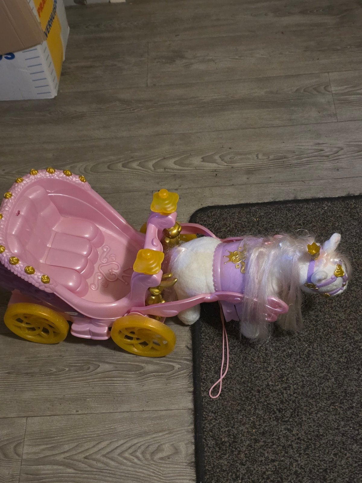 Baby born koets met paard geeft licht en geluid, Kinderen en Baby's, Speelgoed | Poppen, Ophalen, Zo goed als nieuw, Babypop