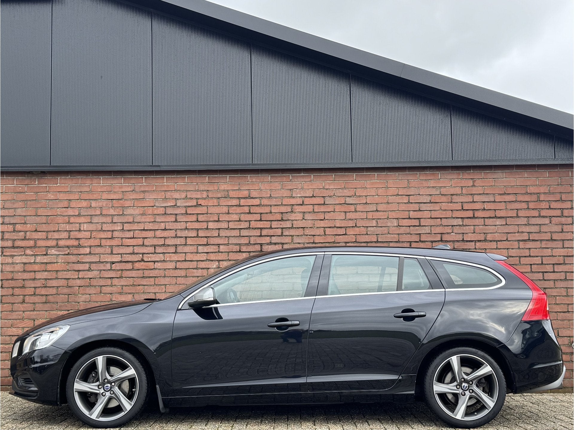 Volvo V60 2.0 T5 R-DESIGN | NL-AUTO! | DEALER OH | TREKHAAK!, Auto's, Voorwielaandrijving, Euro 5, Zwart, 4 cilinders