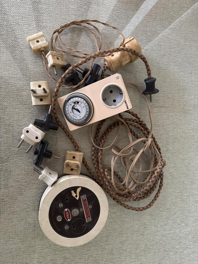 Vintage elektrische accessoires: Philips timer, stekkers, Ophalen of Verzenden