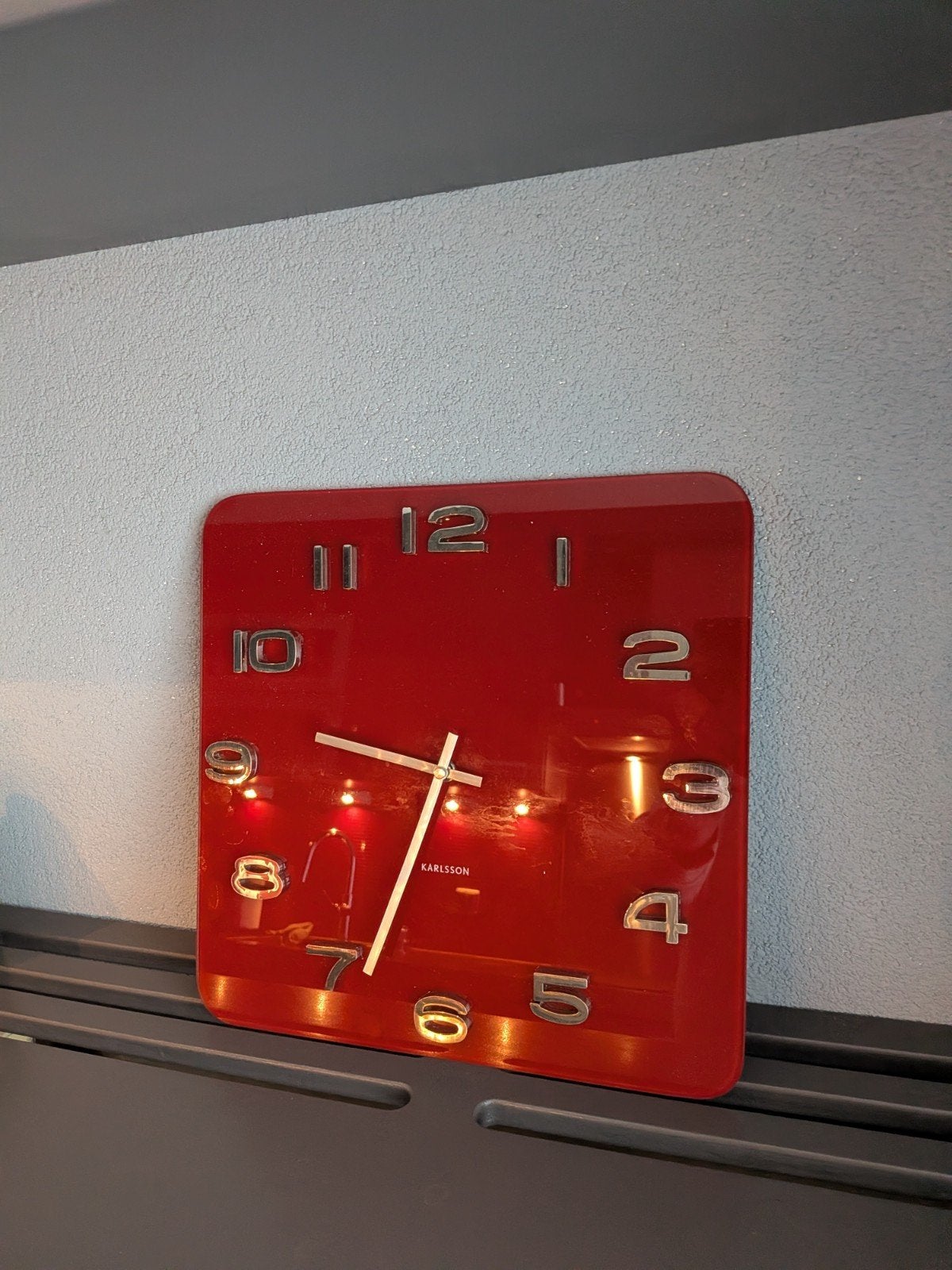 Karlsson glazen retro design klok, Wandklok, Werkt op batterijen, Ophalen of Verzenden, Zo goed als nieuw