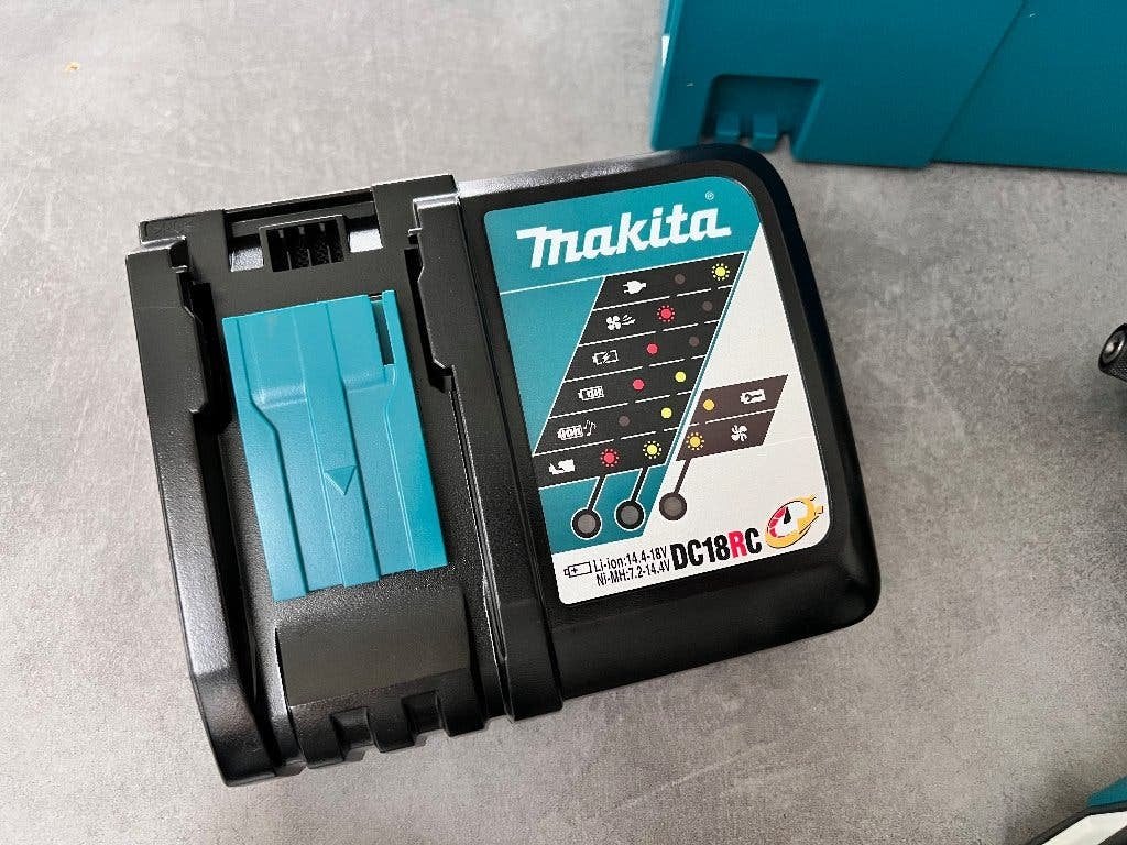 MAKITA DLX2545TJ 18V 5.0Ah ACCU BOORMACHINE + SLAGSCHROEFTOL, Ophalen of Verzenden, Nieuw, 150 tot 250 ampère, Overige typen