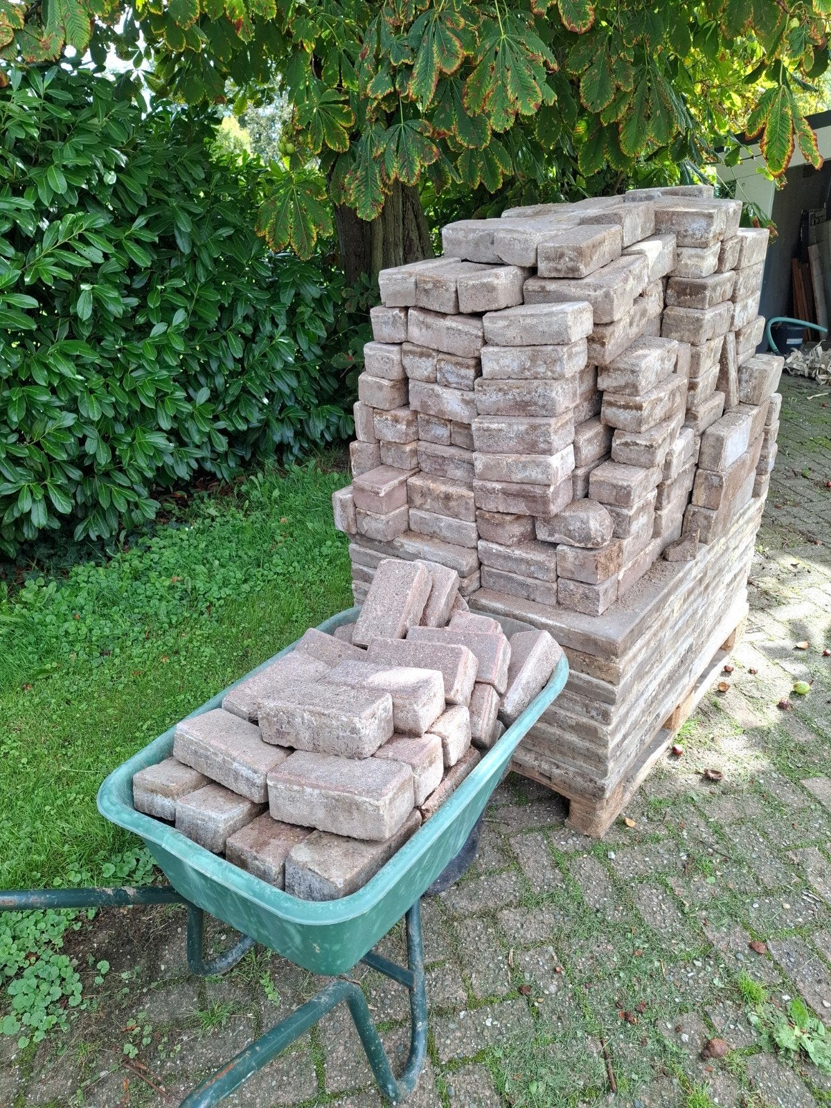 Beton klinkers en 34 stuks 60x40 beton tegels gratis, Ophalen, Gebruikt, Klinkers, 10 m² of meer