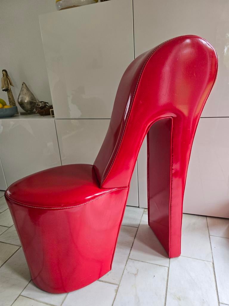 Unieke rode hoge hak stoel - Eye-catcher voor elk interieur, Huis en Inrichting, Stoelen, Kunststof, Ophalen of Verzenden, Zo goed als nieuw