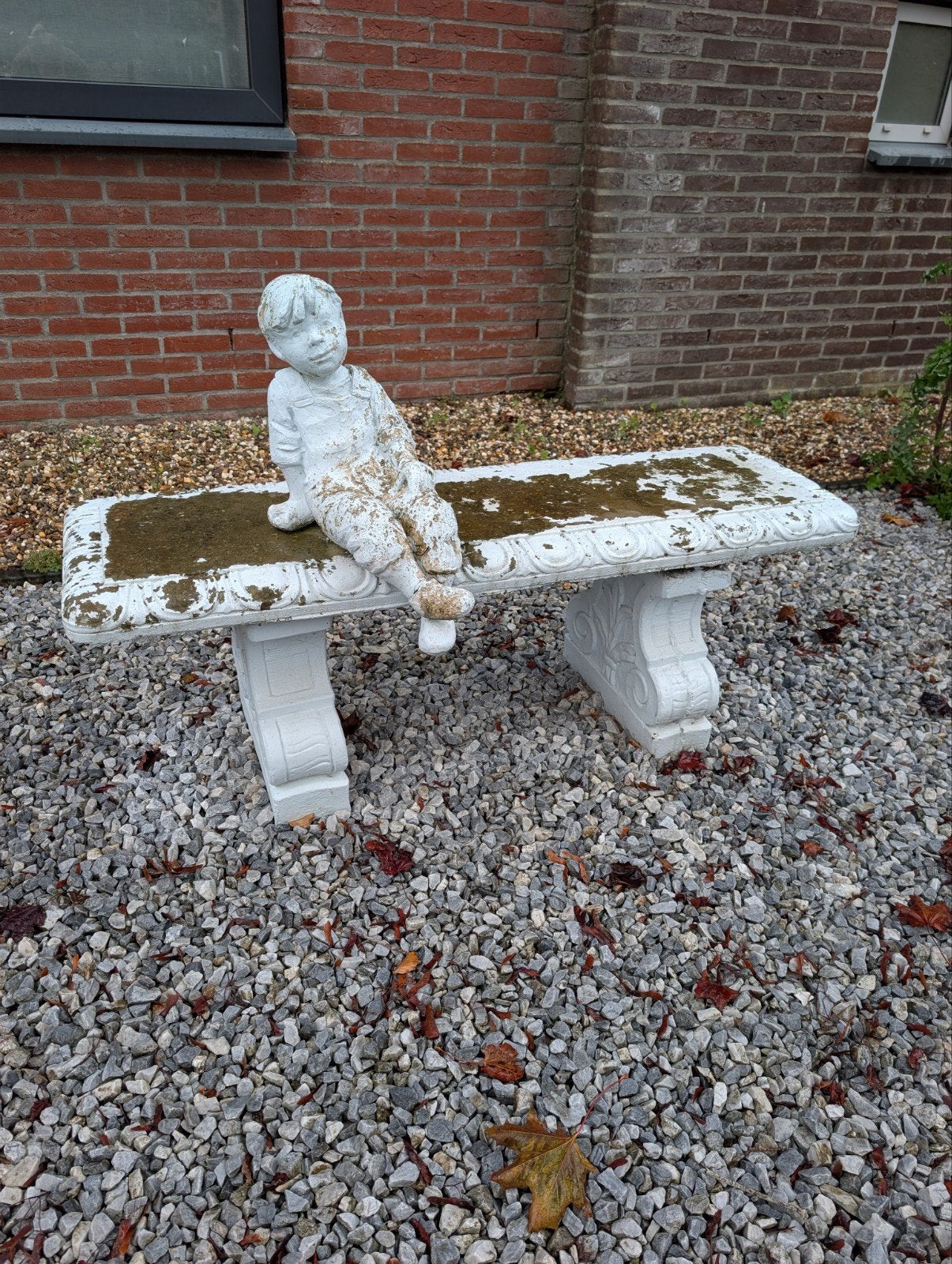 Tuinbeeld jongen op de bank, Ophalen, Gebruikt, Steen, Mensenbeeld