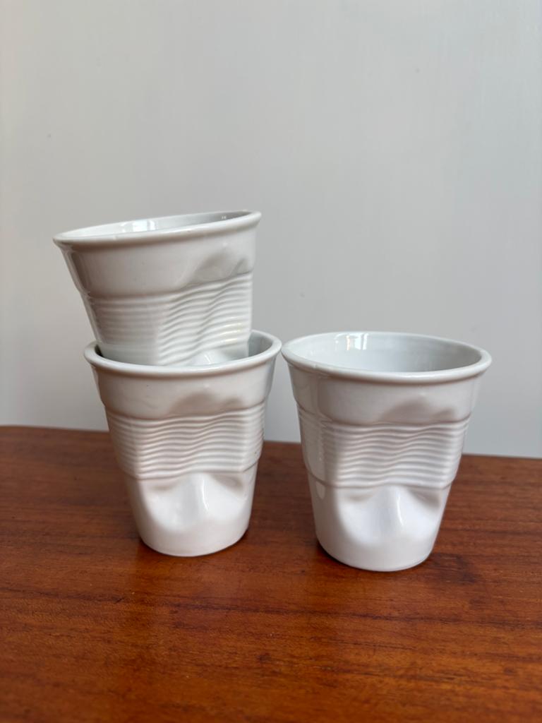 3 deukbekers / ingedeukte ‘plastic’ bekertjes van aardewerk, Ophalen of Verzenden