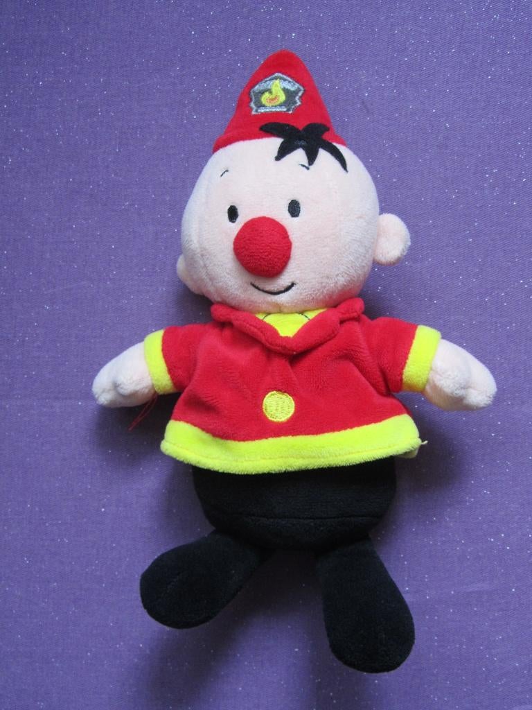 STUDIO 100 Knuffel BUMBA BRANDWEERMAN. 22 CM **Nieuw**, Overige karakters, Overige typen, Nieuw, Ophalen of Verzenden