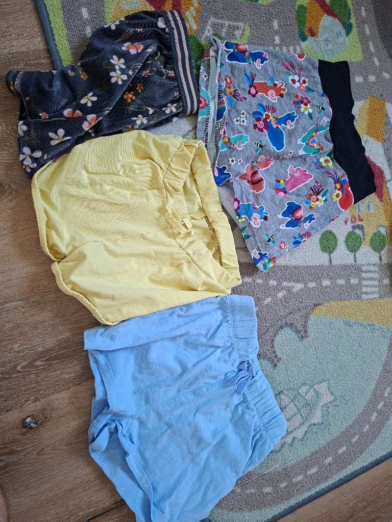 Korte broeken kind, Kinderen en Baby's, Kinderkleding | Kinder-kledingpakketten, Ophalen of Verzenden, Zo goed als nieuw, Maat 128