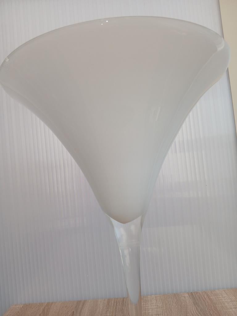 Grote melkwitte vaas op hoge voet - Elegant en modern, Ophalen, Gebruikt, 50 tot 75 cm, Wit